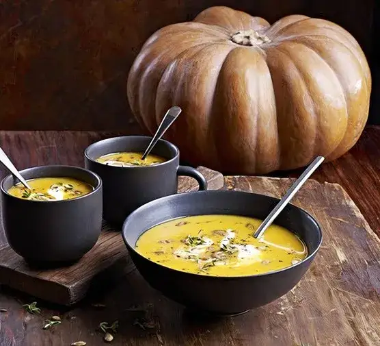 Soupe de potiron dans un bol avec garniture