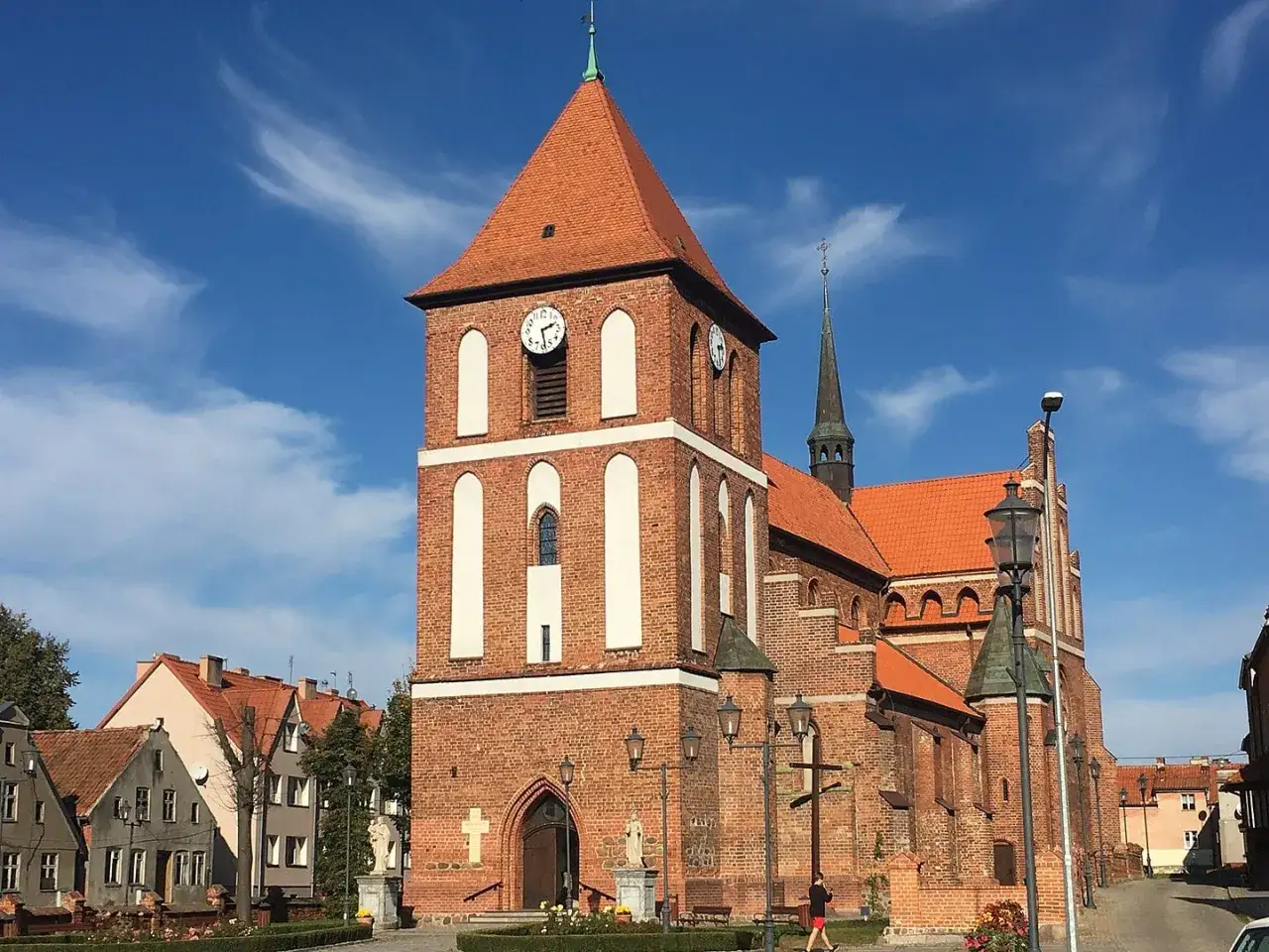 Gotycka ceglana świątynia z zegarem na wieży, jedna z głównych tolkmickich atrakcji.