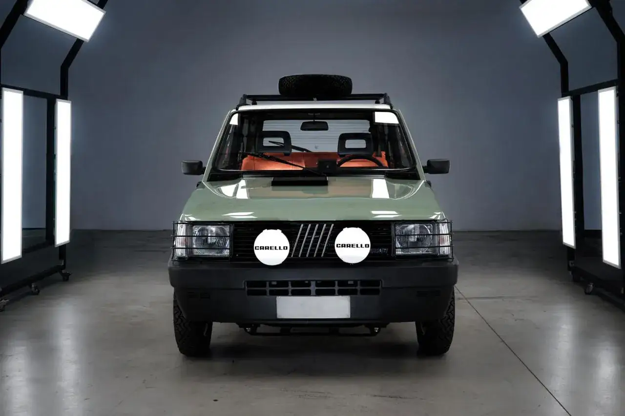 Grön Fiat Panda från 1980 med terrängmodifieringar, takräcke med reservhjul och extraljus.