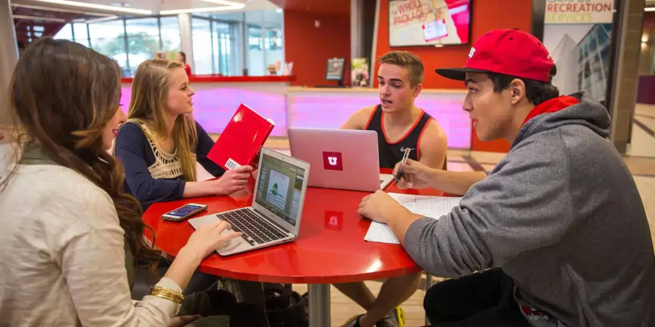 Estudiantes colaboran en un proyecto, prepar&aacute;ndose para estudiar y trabajar en Estados Unidos.
