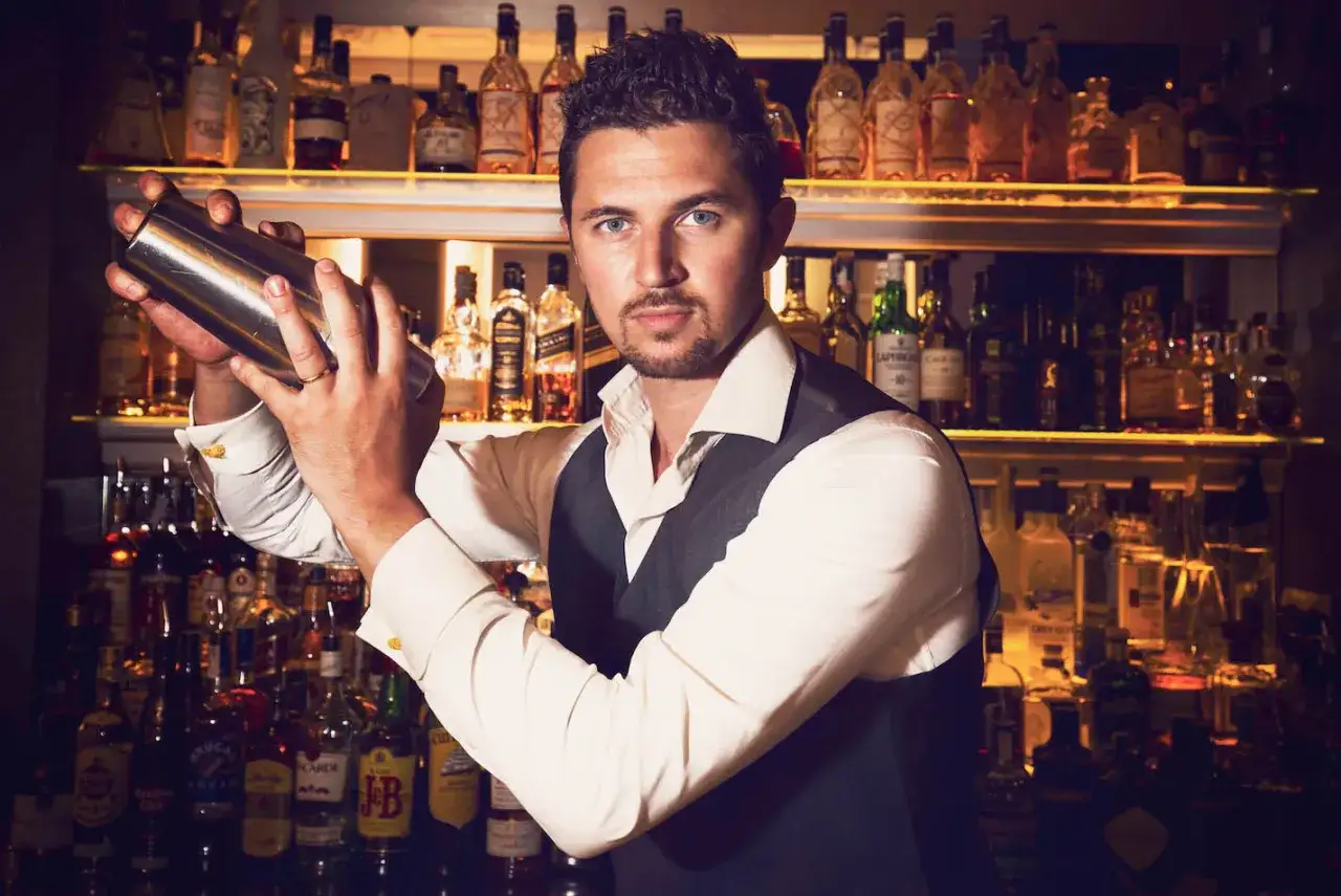 profesjonalny barman w eleganckim kasynie