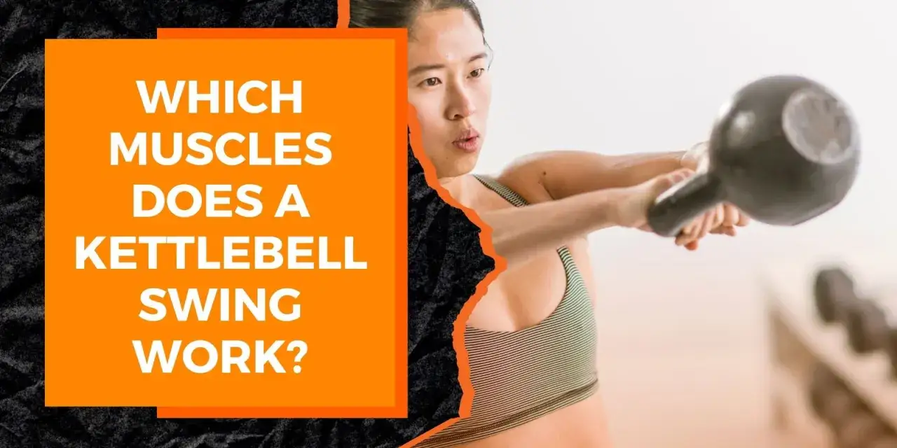 Kobieta wykonuje kettlebell swing. Ćwiczenie angażuje mięśnie pośladk&oacute;w, ud, plec&oacute;w i ramion.