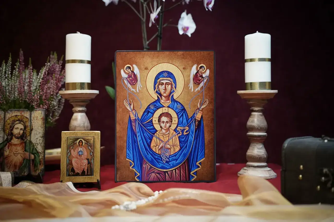 Zachwyt nad sztuką sakralną: ikona Matki Bożej z Dzieciątkiem, świece, kwiaty i inne obrazy. Jak czytać ikonografię?