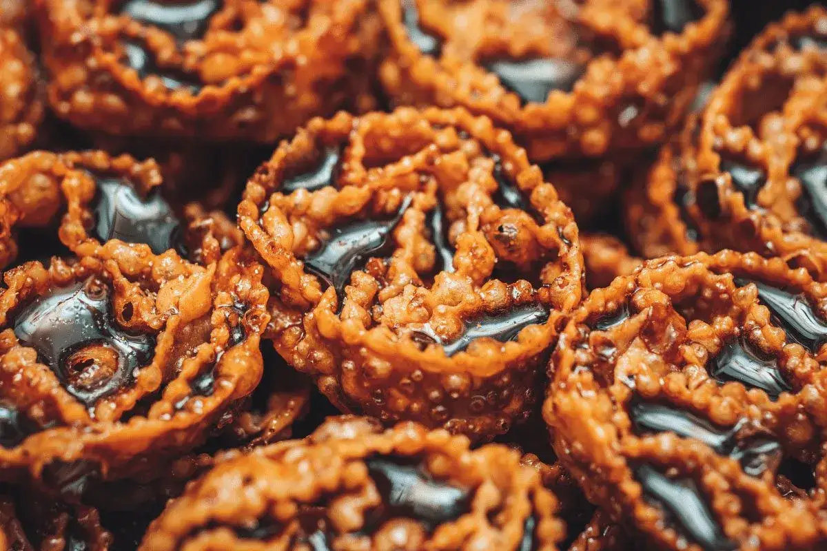 Cartellate viestane, dolci croccanti e dorati, inzuppati in un denso sciroppo scuro, un piacere per gli occhi e il palato.