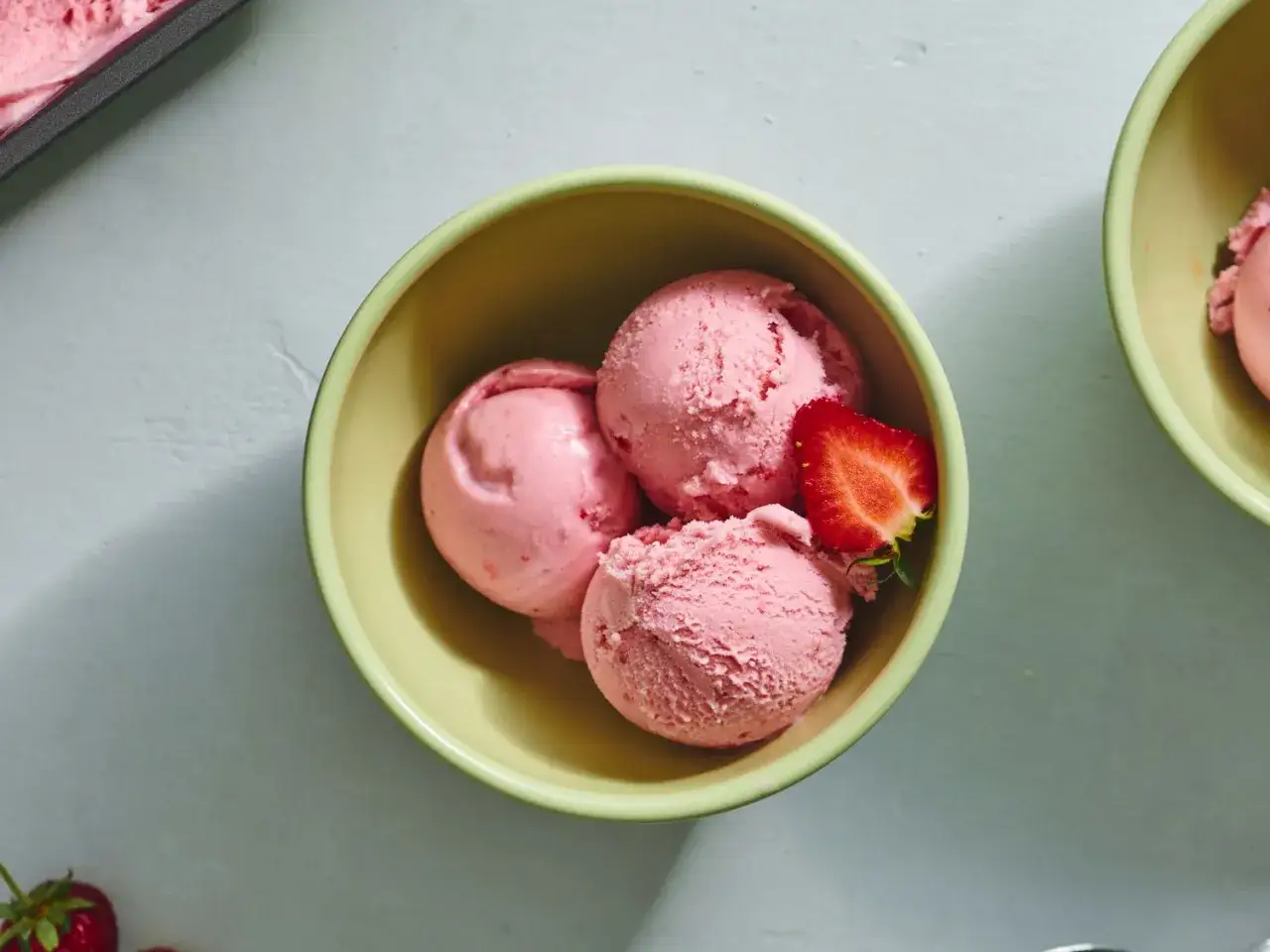 Pyszne lody truskawkowe, idealne na lato. Ten przepis na lody truskawkowe jest prosty i szybki.