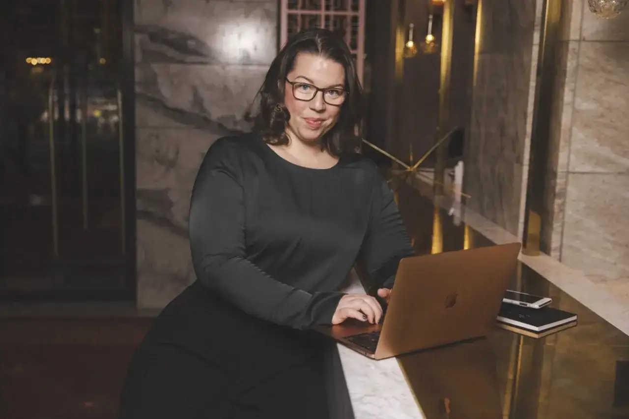 Linnea Molander arbetar vid sin laptop i en lyxig miljö.