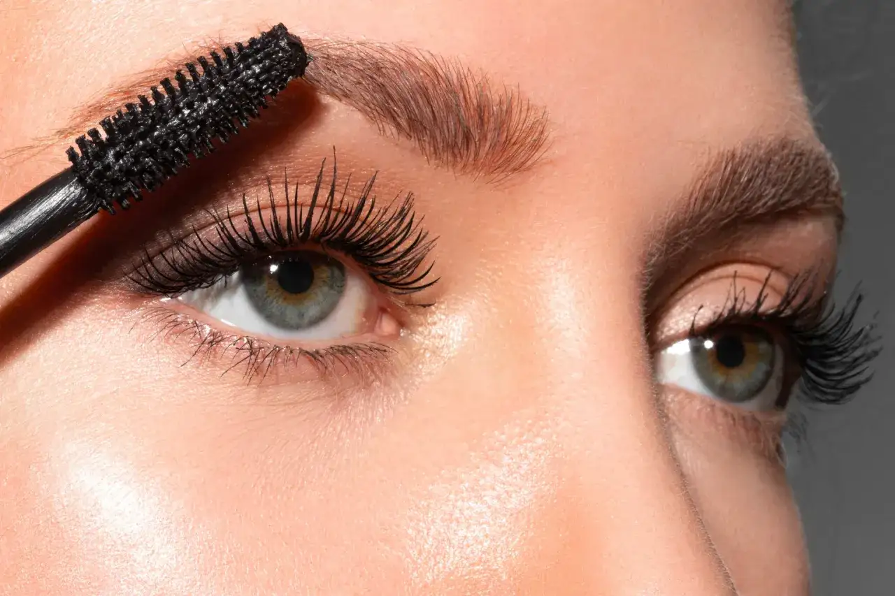 Un mascara noir est appliqu&eacute; sur des cils recourb&eacute;s, parfaits pour savoir peut on mettre du mascara sur un rehaussement de cils.