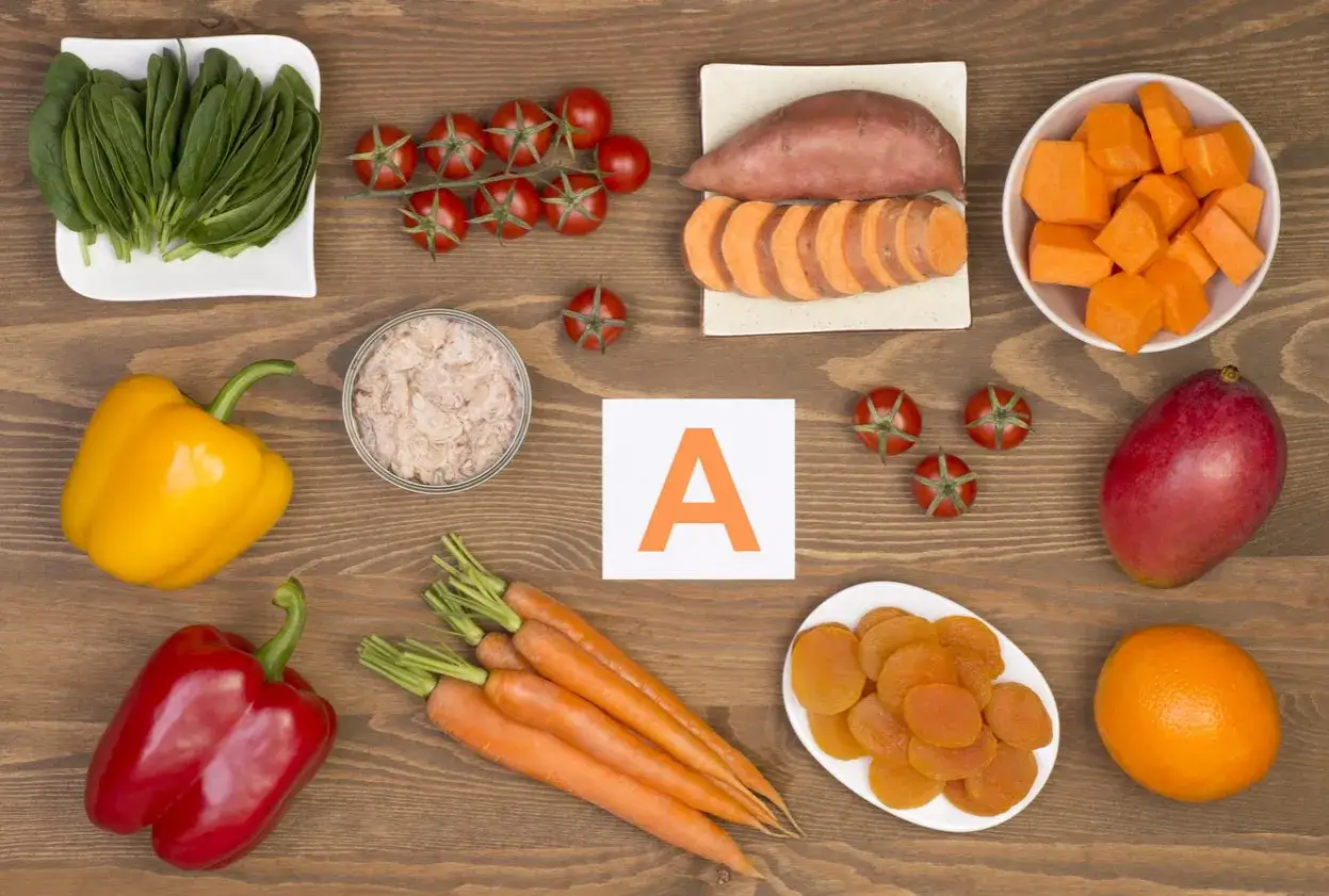Warzywa i owoce bogate w beta-karoten, prekursor retinoidów: szpinak, marchew, papryka, bataty, mango, pomidory, morele, pomarańcza.