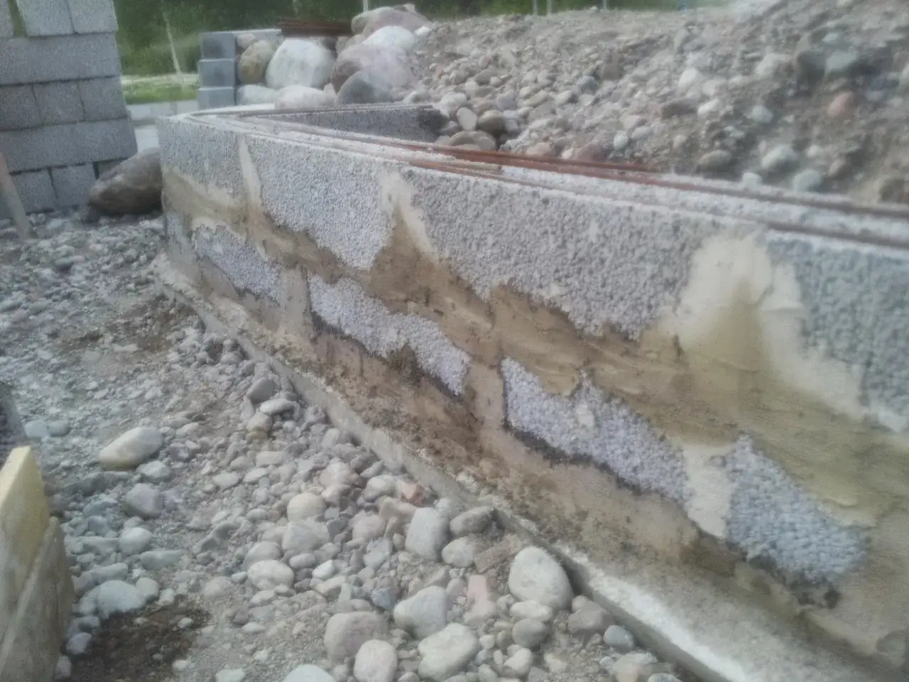 Grunden byggs med lecablock, cement och armeringsjärn. En stabil grund för framtida projekt.