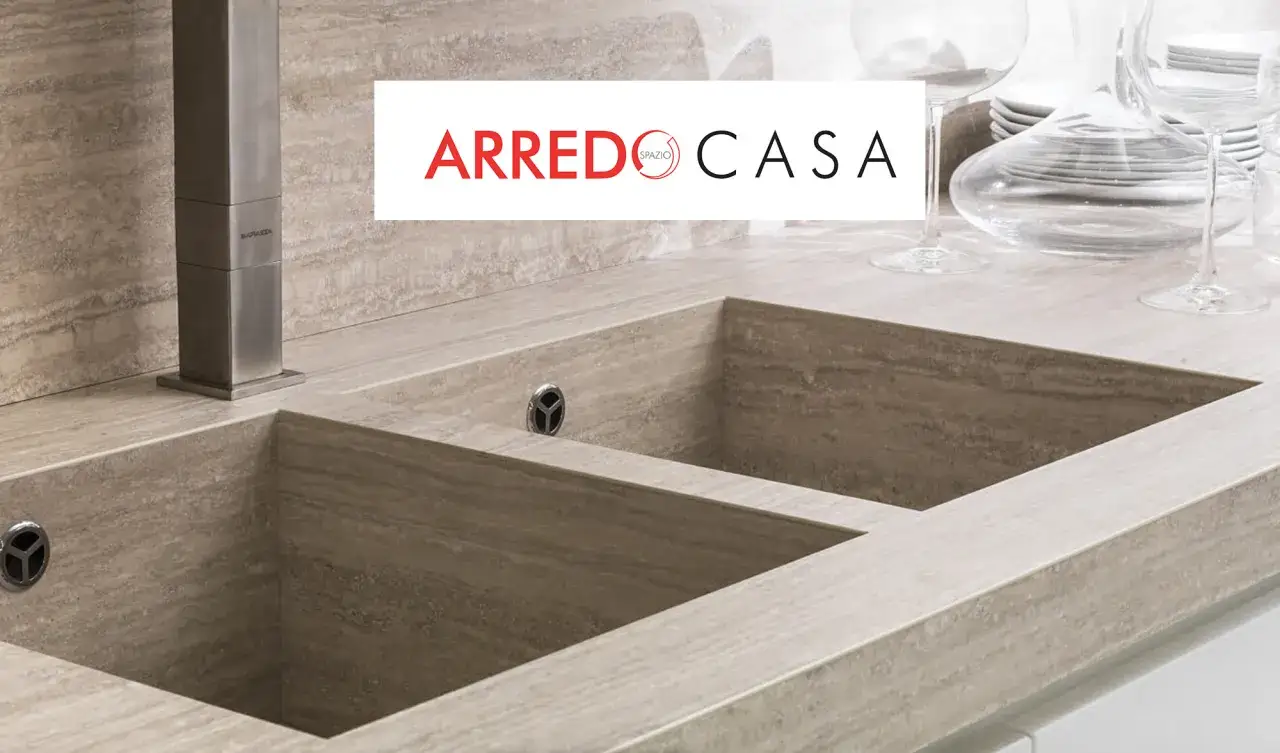 Lavello doppio in laminato plastico effetto pietra, con rubinetto moderno e dettagli di design.