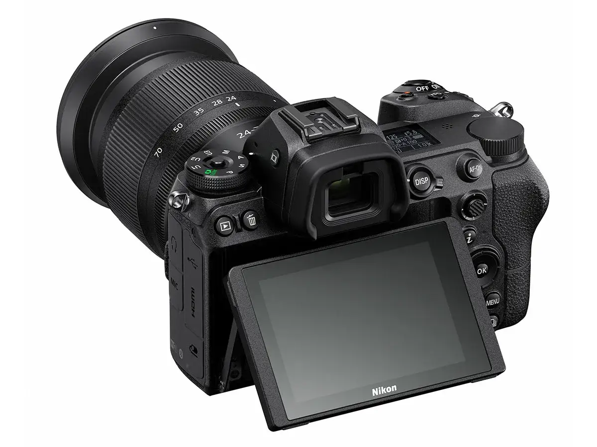 Nikon Z z obiektywem 24-70mm, idealna lustrzanka na początek. Wyświetlacz uchylny, pokrętła sterujące.