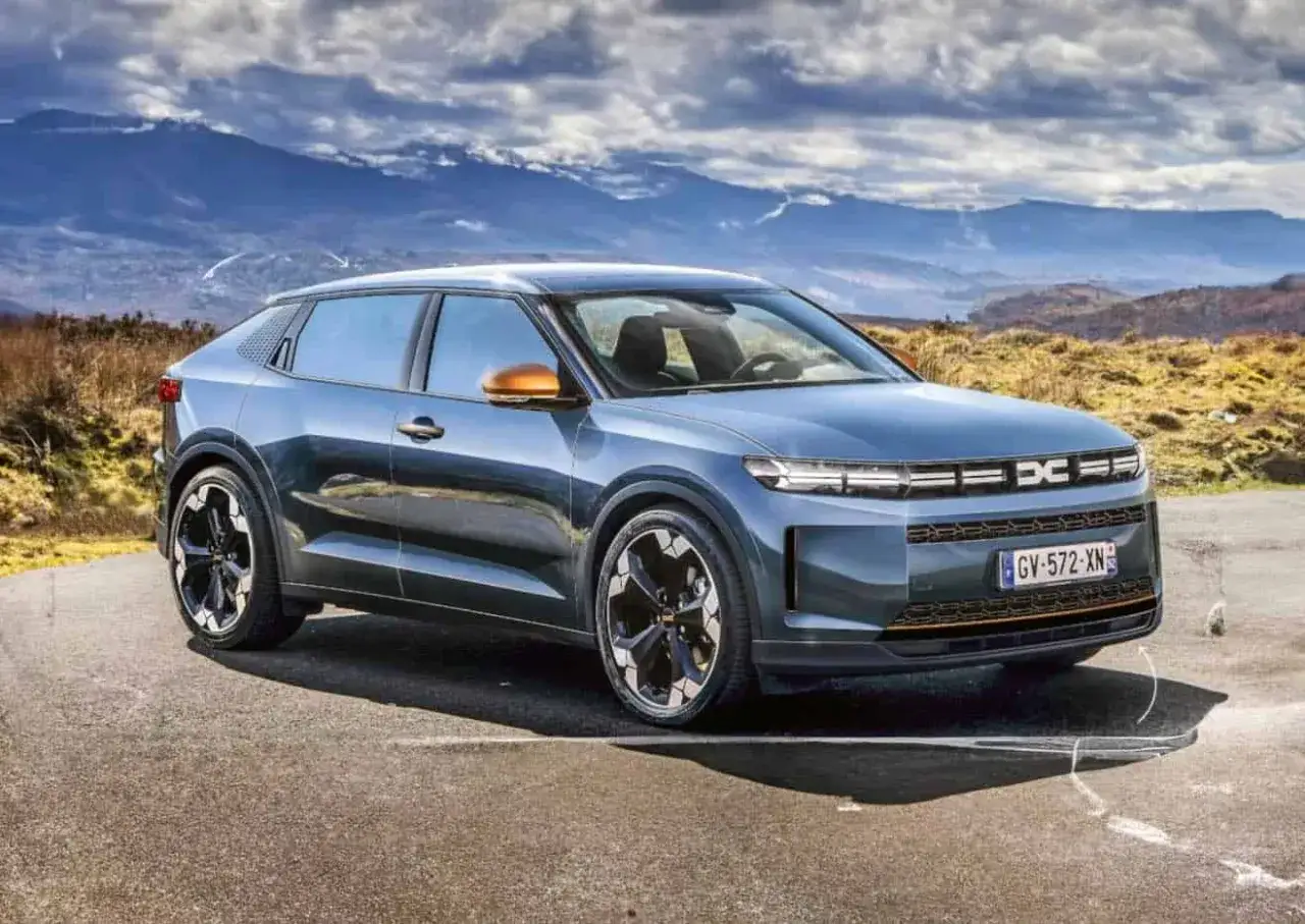 Nowy Dacia c neo, elektryczny SUV, gotowy na przygodę w górskim krajobrazie.