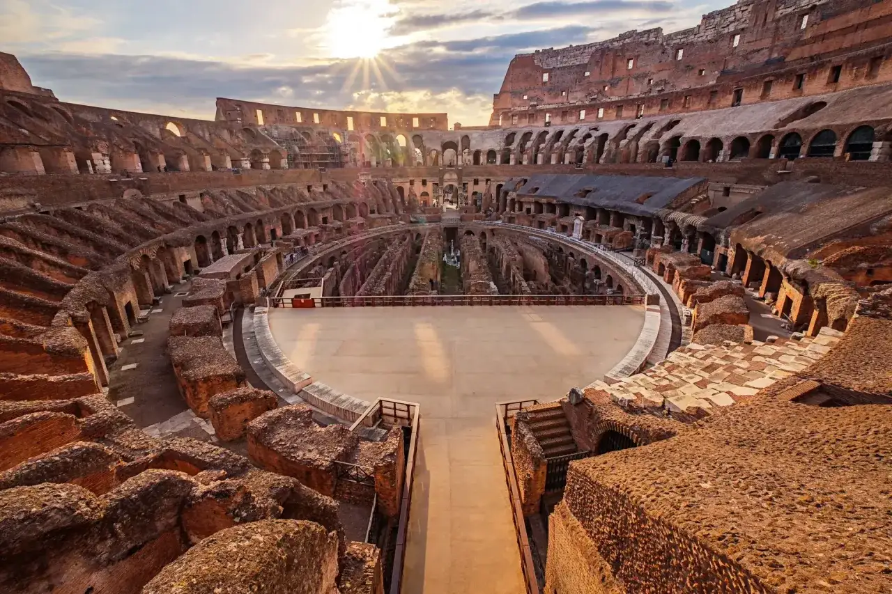 Colosseum i Rom badar i solljus. En imponerande vy av amfiteatern, perfekt för att lära sig colosseum fakta.