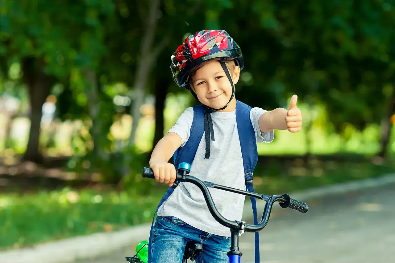 Kind mit Fahrradhelm und Schutzausr&uuml;stung