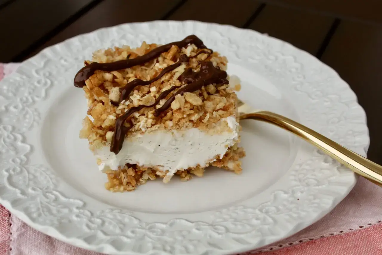 Ein St&uuml;ck Eiscreme-Torte mit knuspriger Kruste und Schokoladensauce. Perfekt f&uuml;r hei&szlig;e Tage, diese Eis-Chips sind ein Genuss.