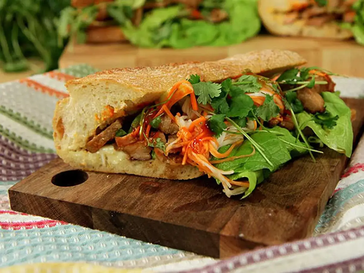En saftig banh mi med m&ouml;rt k&ouml;tt, krispiga gr&ouml;nsaker och f&auml;rsk koriander p&aring; en baguette.