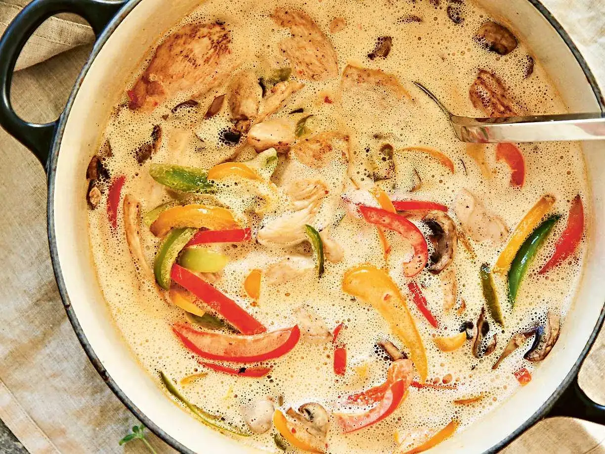 En krämig snabb kycklinggryta med paprika, champinjoner och kycklingbitar i en bubblande sås.