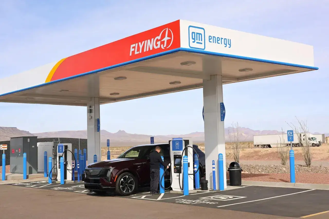 Hombre cargando coche el&eacute;ctrico gratis en estaci&oacute;n GM Energy.