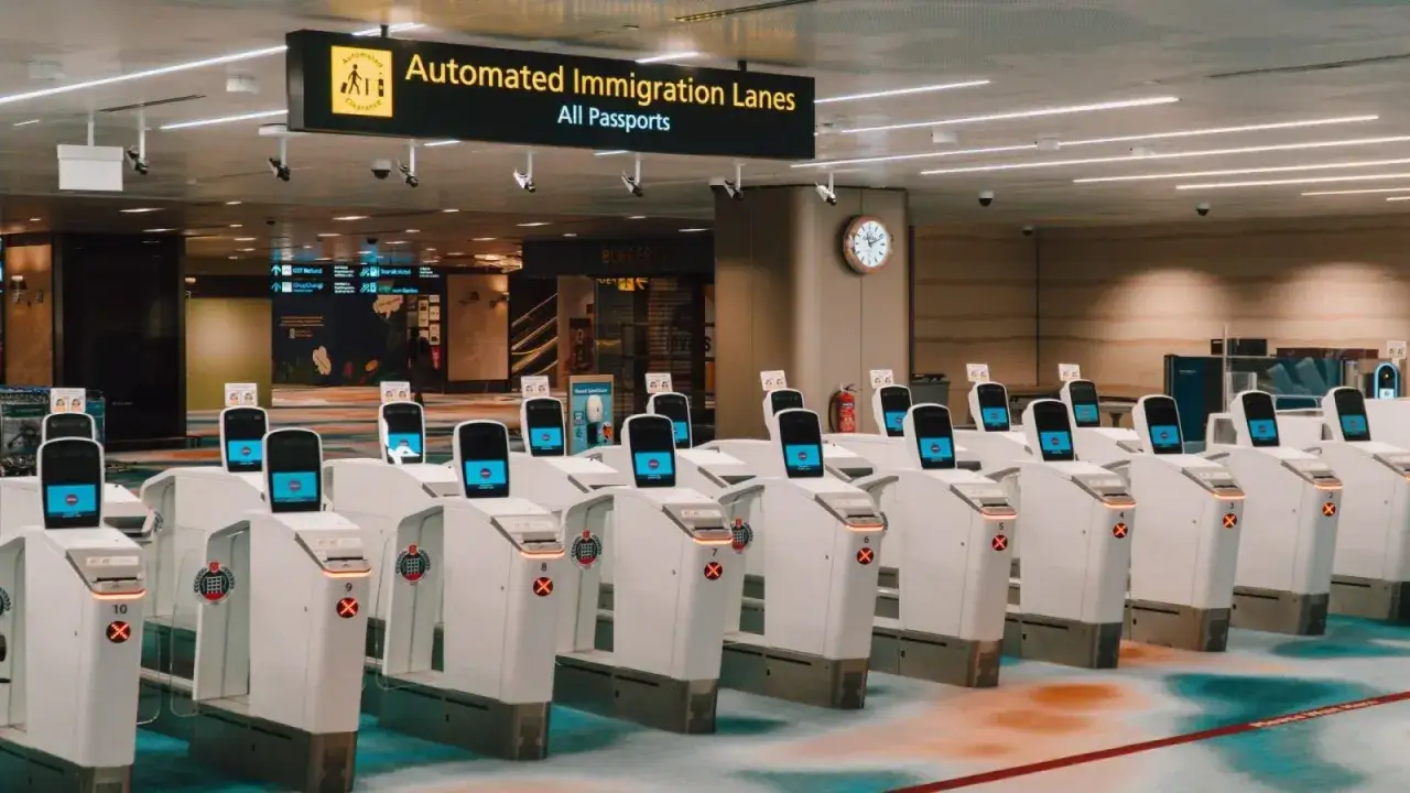 Automatyczne bramki imigracyjne w Singapurze. Czy do Singapuru potrzebna jest wiza? Sprawdź przed podróżą!