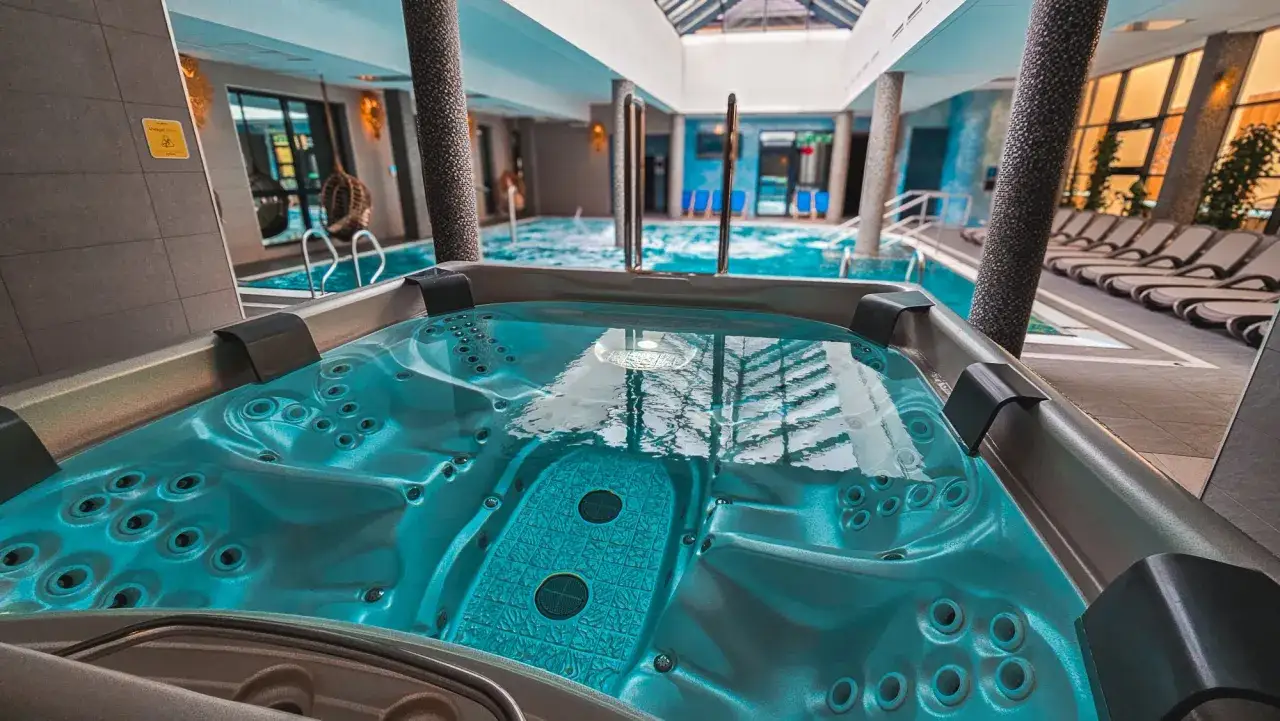 Relaks w jacuzzi i basenie w nowoczesnych termach na Dolnym Śląsku.
