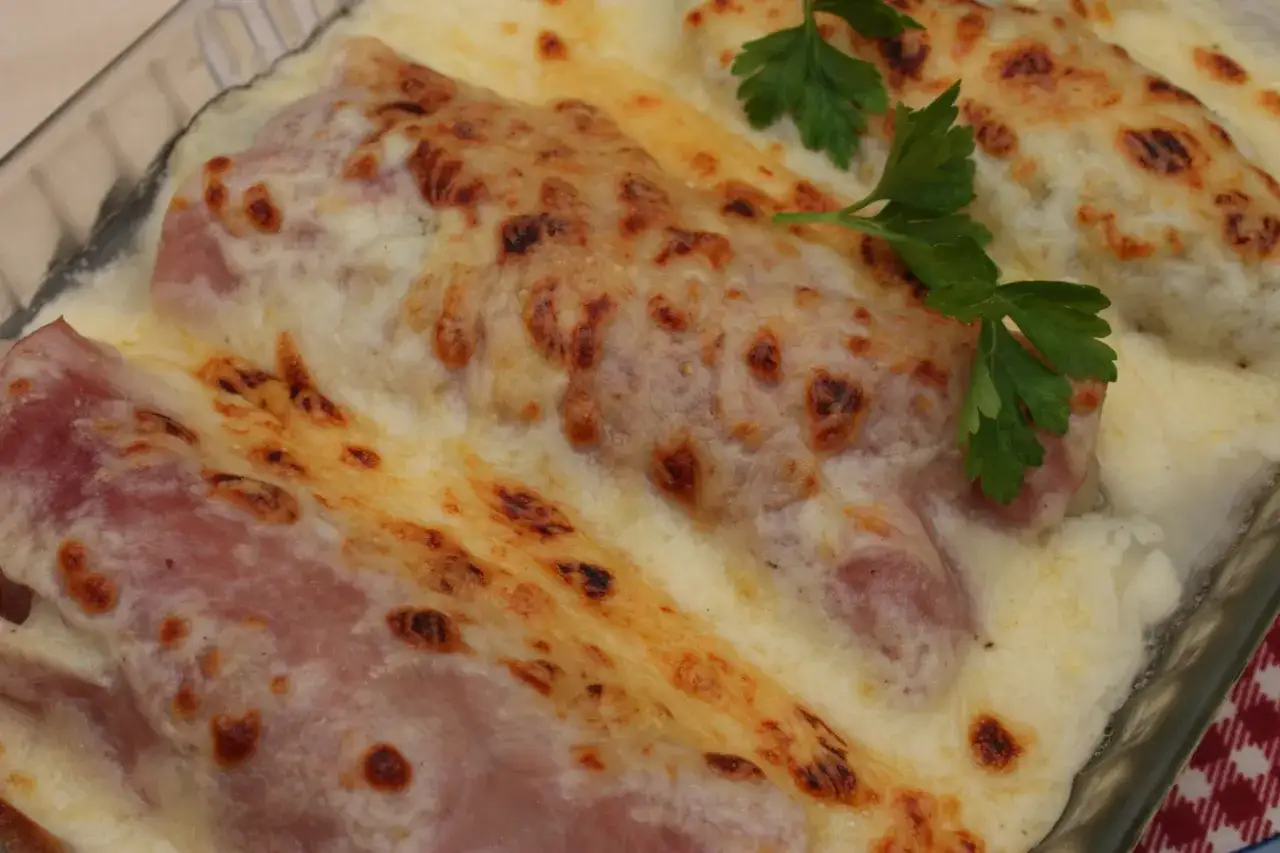 Endives au jambon gratin&eacute;es, un plat r&eacute;confortant avec du fromage dor&eacute; et une touche de persil frais.