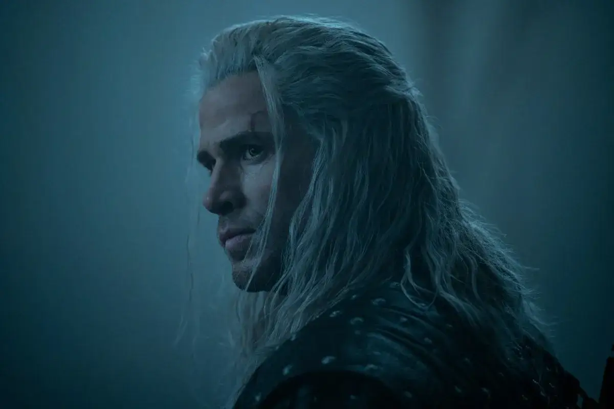 Geralt z Rivii, z blizną na twarzy i siwymi włosami, spogląda w dal. Czekamy na nowy sezon Wiedźmina.