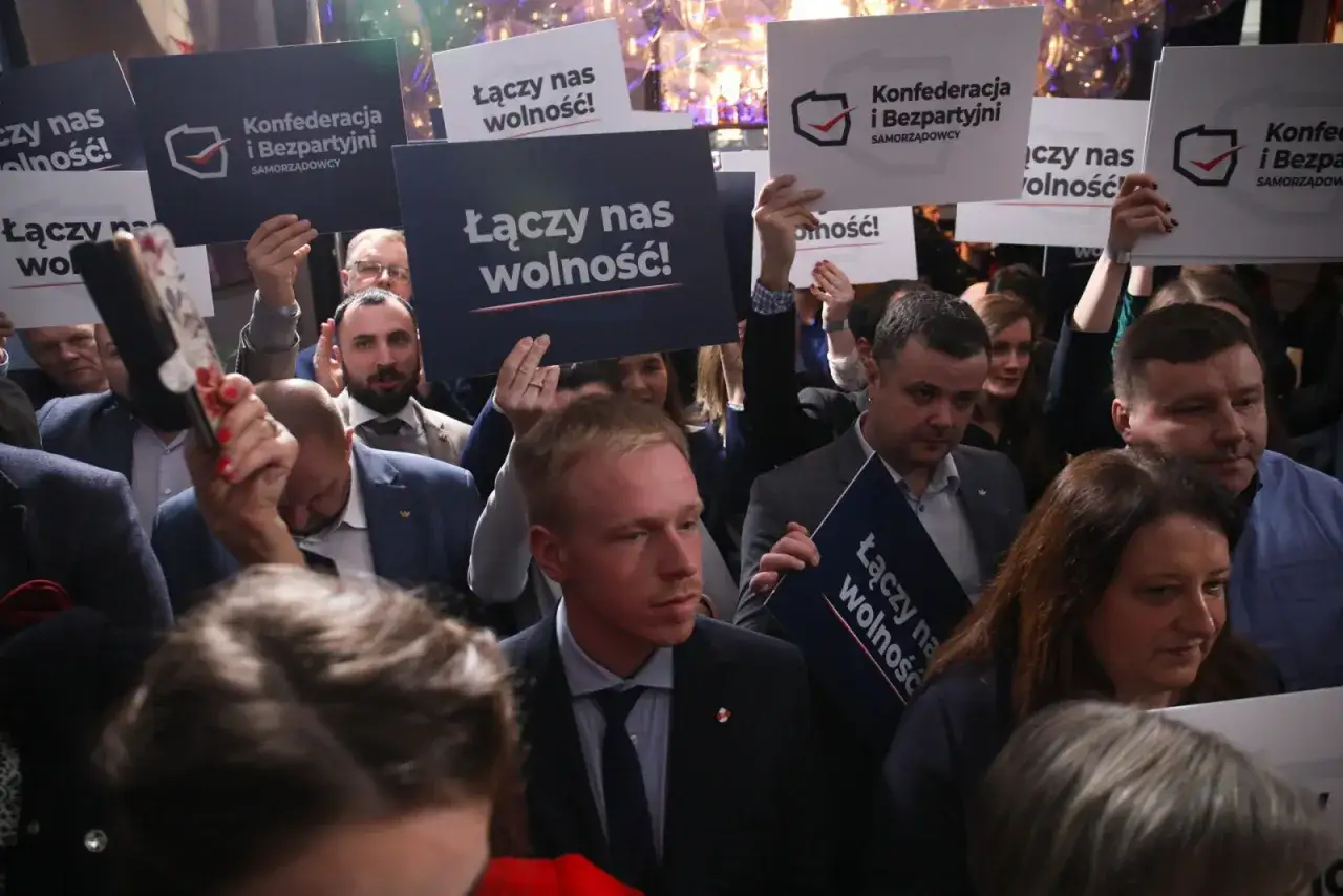 Tłum z transparentami 
