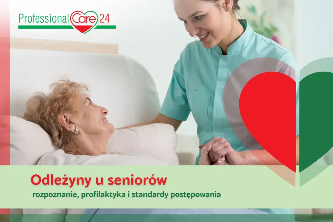 Uśmiechnięta opiekunka trzyma za rękę starszą kobietę w łóżku. Temat: odleżyny u seniorów.