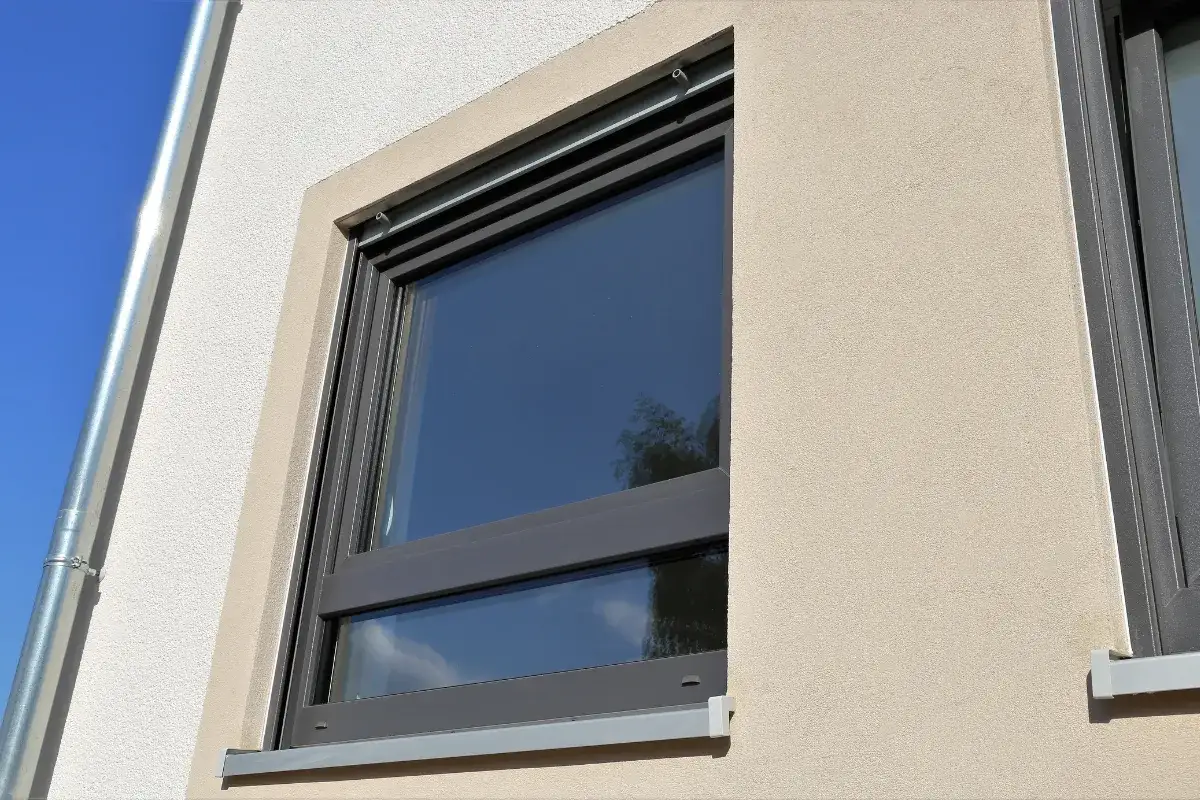 Nowe okna plastikowe z ciemnoszarymi ramami, idealne do malowania farbą do malowania okien plastikowych.