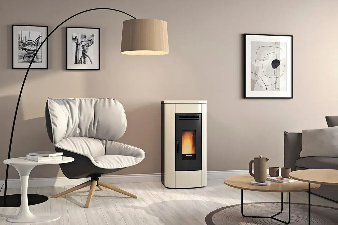 Gemütliches Wohnzimmer mit modernem Pellet-Kaminofen. Die tapete hinter kaminofen ist schlicht und passt zum Ambiente.