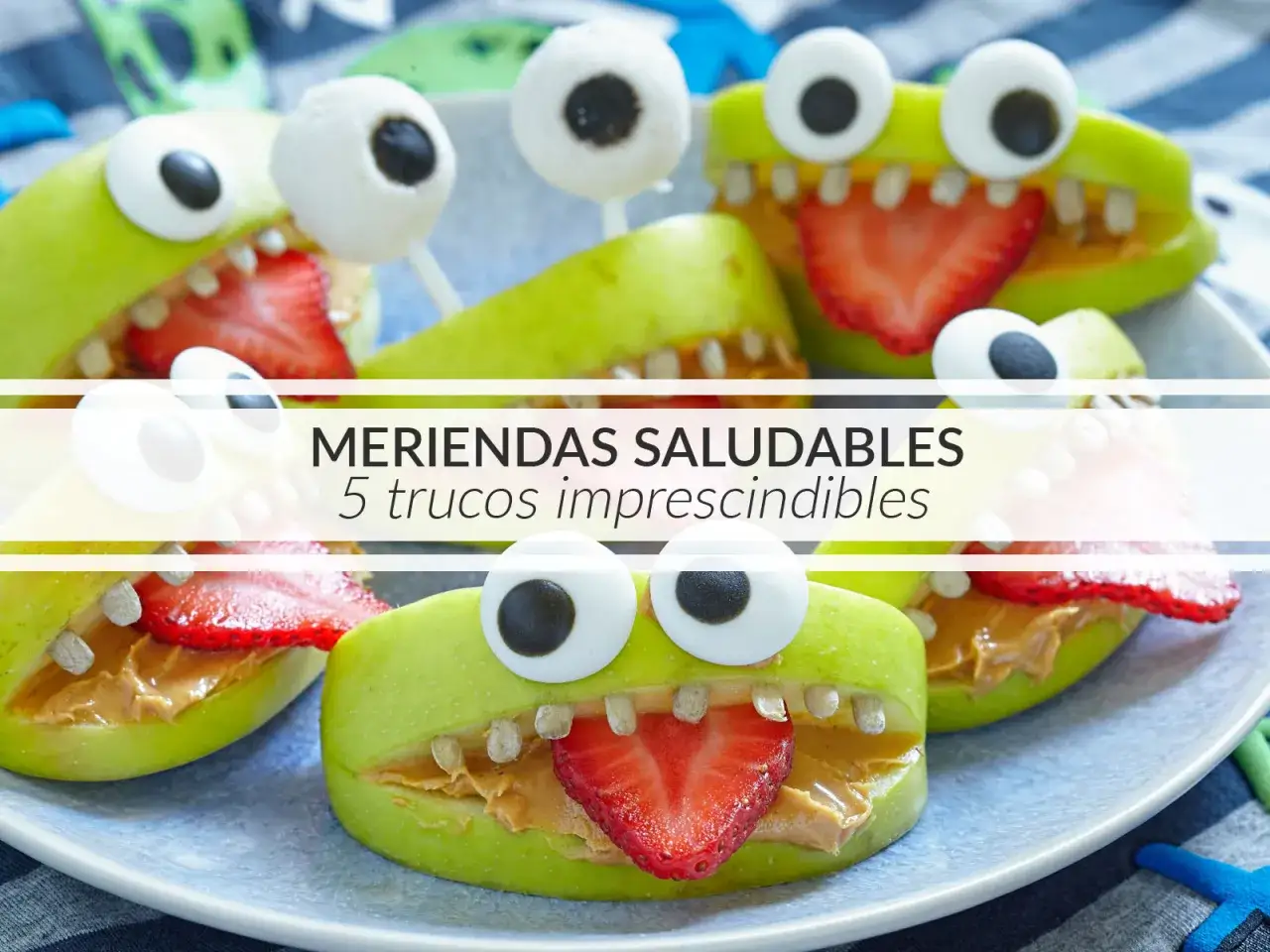 Manzanas cortadas con crema de cacahuete y fresa, decoradas como monstruos. &iexcl;Meriendas saludables para ni&ntilde;os de 6 a 12 a&ntilde;os!