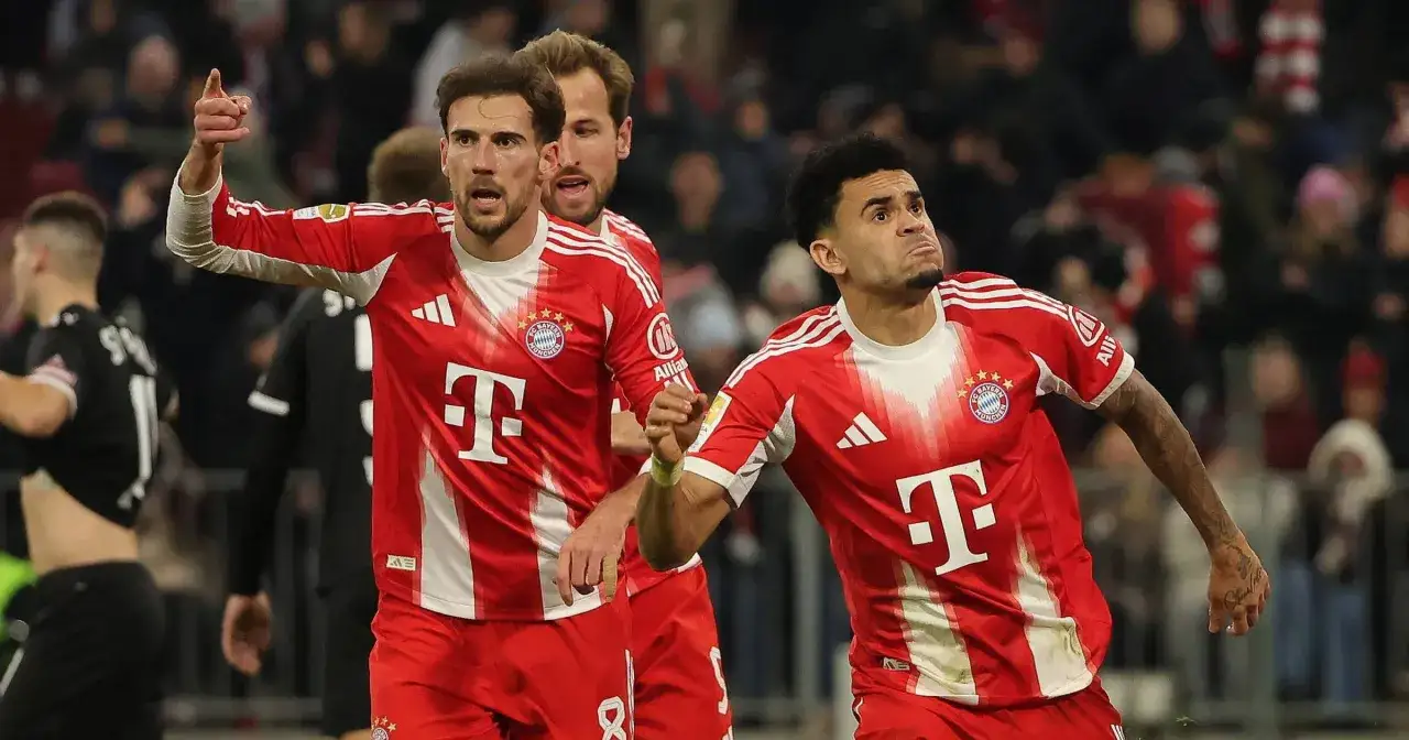 Piłkarze Bayernu w czerwonych strojach świętują bramkę w meczu z Union Berlin.