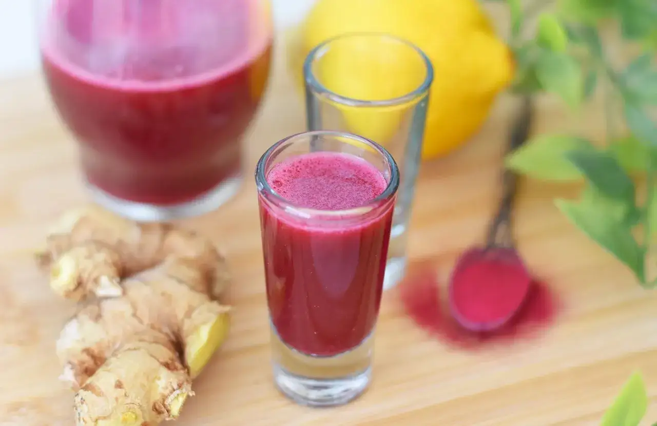 Rote Bete Saft ist gesund! Ein Shot mit Ingwer und Zitrone, perfekt für einen Energieschub.