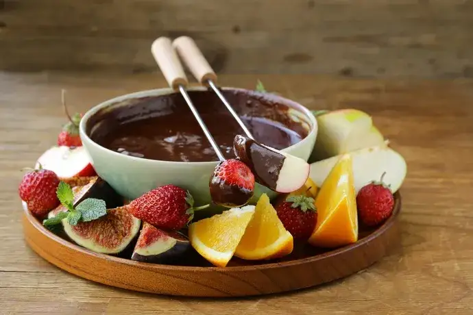 apetyczne fondue czekoladowe z owocami