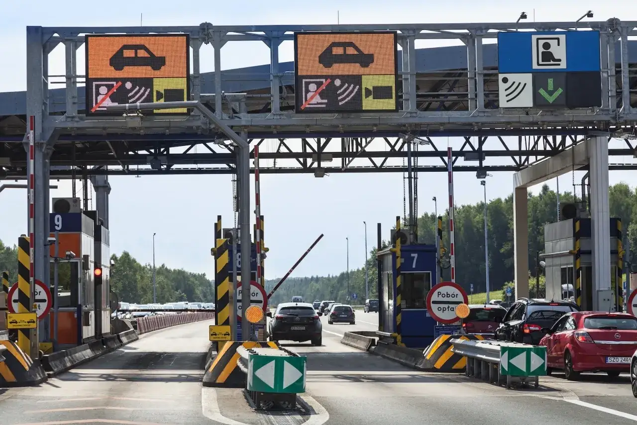 Kolejki do bramek na autostradzie. Zastanawiasz się, ile kosztuje autostrada Katowice? Sprawdź znaki i opłaty.