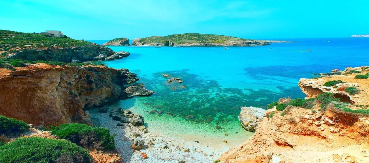 Malta w marcu: słoneczna pogoda, turkusowe morze i skaliste wybrzeże. Idealne miejsce na wiosenny relaks.
