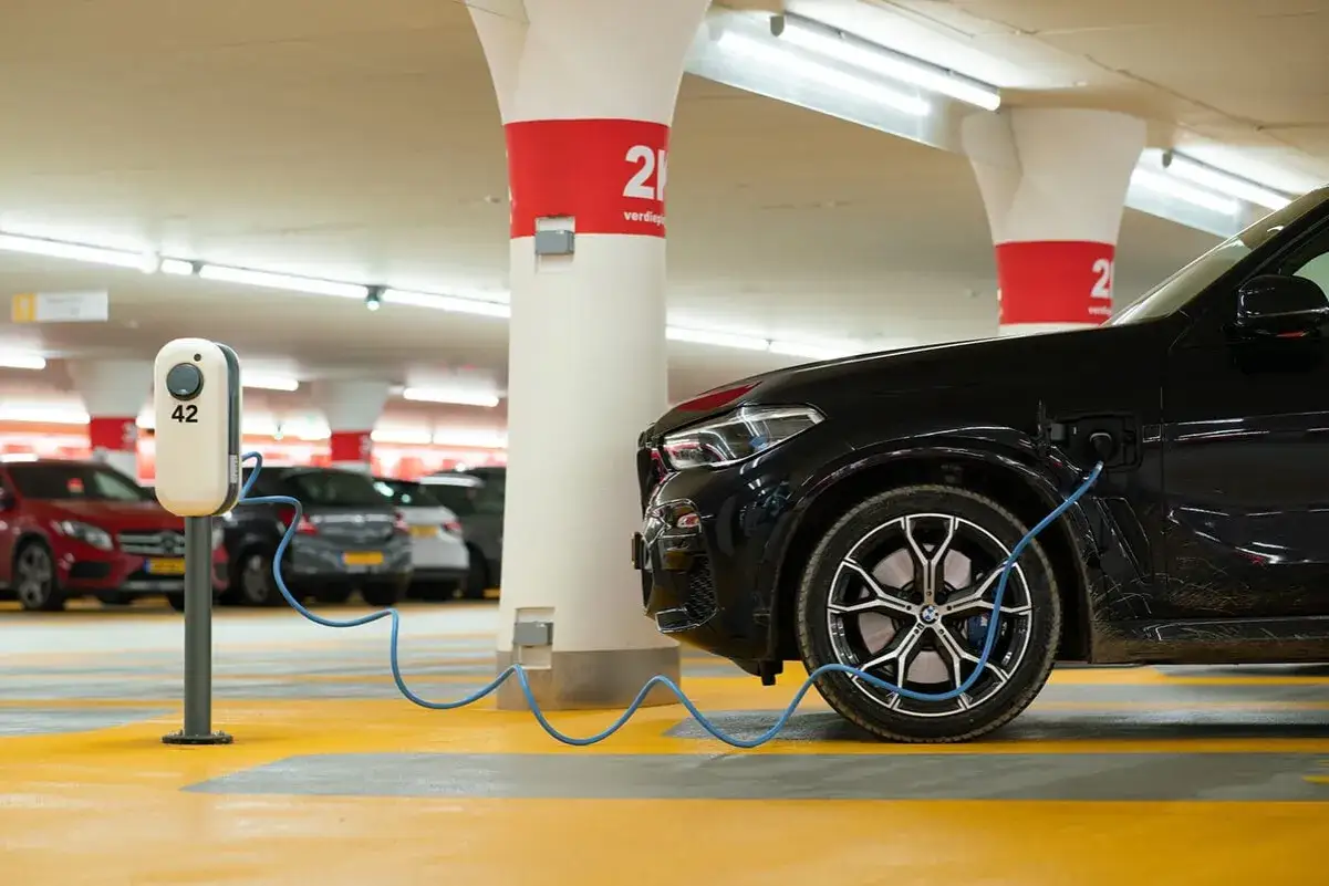 Borne de recharge pour véhicule électrique dans un parking. Une entreprise peut bénéficier de ce type d'installation pour encourager l'utilisation de véhicules électriques.