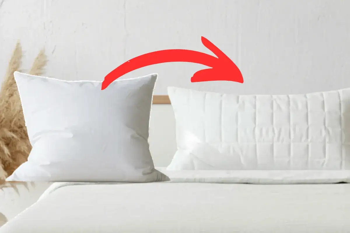 Ein wei&szlig;er Kissenbezug, der nicht passt, wird mit einem roten Pfeil auf ein passendes Kissen auf einem Bett gezeigt.