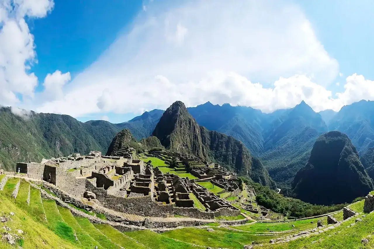 Die Inka-Stadt Machu Picchu thront auf einem **Machu Picchu Berg**, umgeben von majestätischen Gipfeln und grünen Terrassen.
