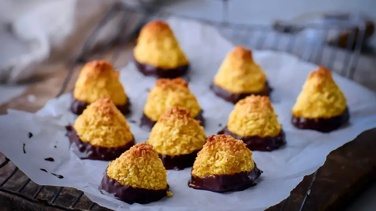 Sm&aring;, gyllene kokostoppar med chokladbotten, perfekta f&ouml;r ett enkelt kokostoppar recept.