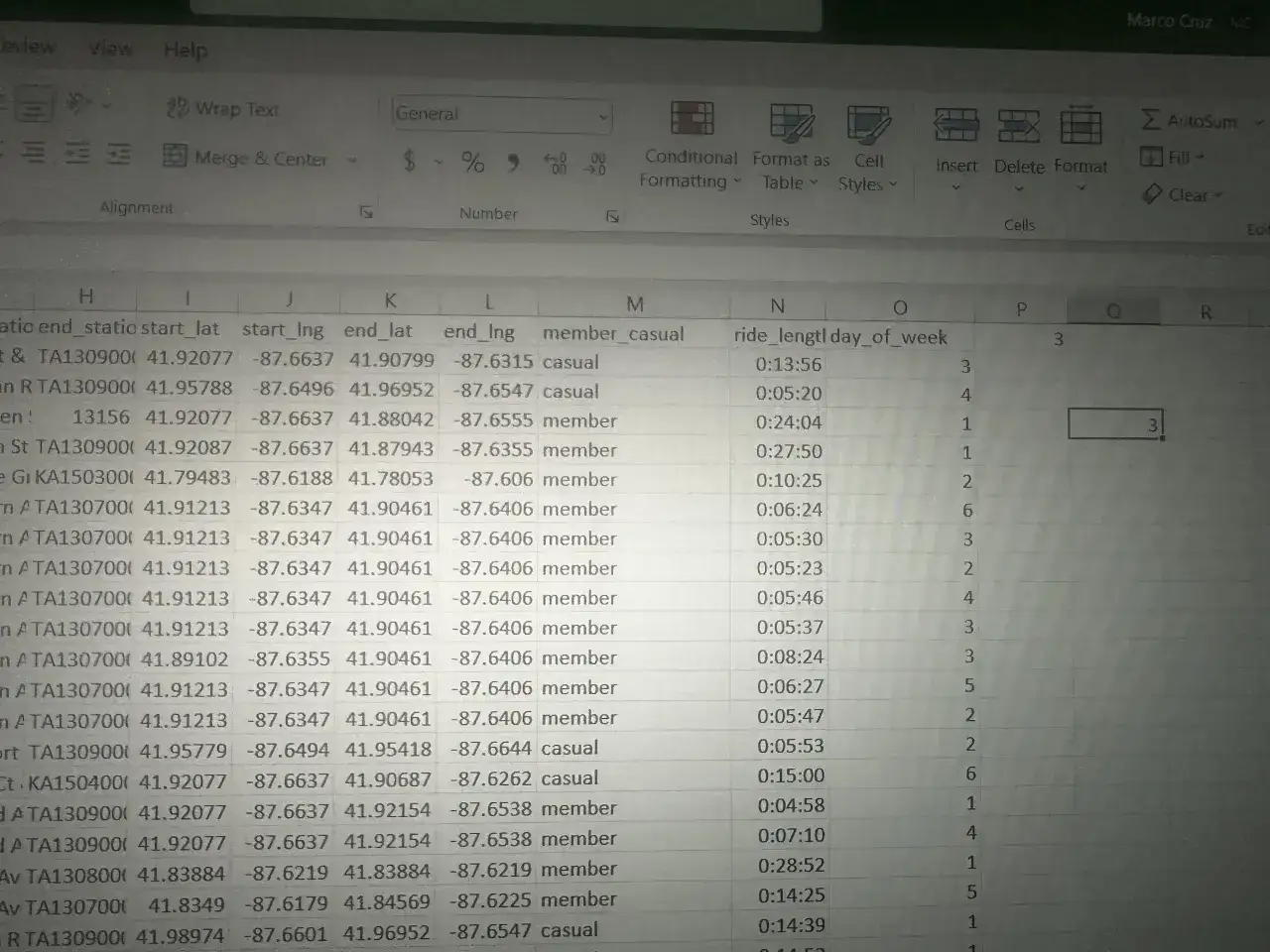 Arkusz kalkulacyjny Excel z danymi o przejazdach, gdzie dominanta to kolumna z długością przejazdu.