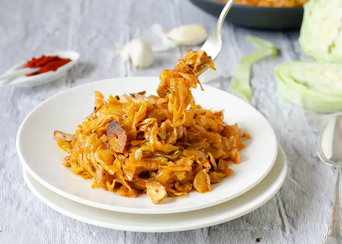Plato de col salteada con ajo y piment&oacute;n, perfecto para tus recetas con col.