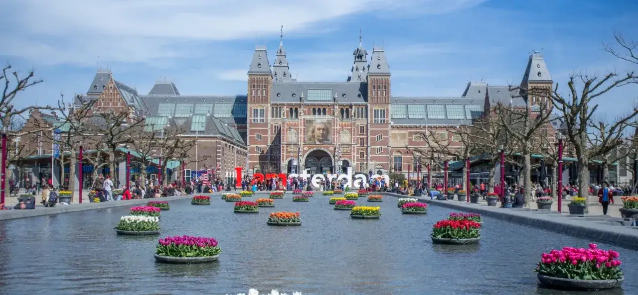 Vatten med tulpaner framf&ouml;r Rijksmuseum i Amsterdam. Stora bokst&auml;ver bildar 