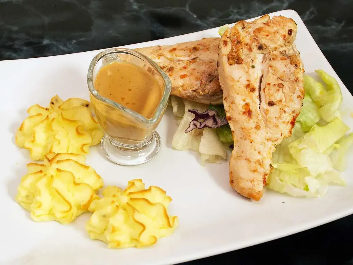 Tv&aring; saftiga kycklingfil&eacute;er med en h&auml;rlig marinad, serverade med potatisrosor, sallad och en kr&auml;mig s&aring;s.