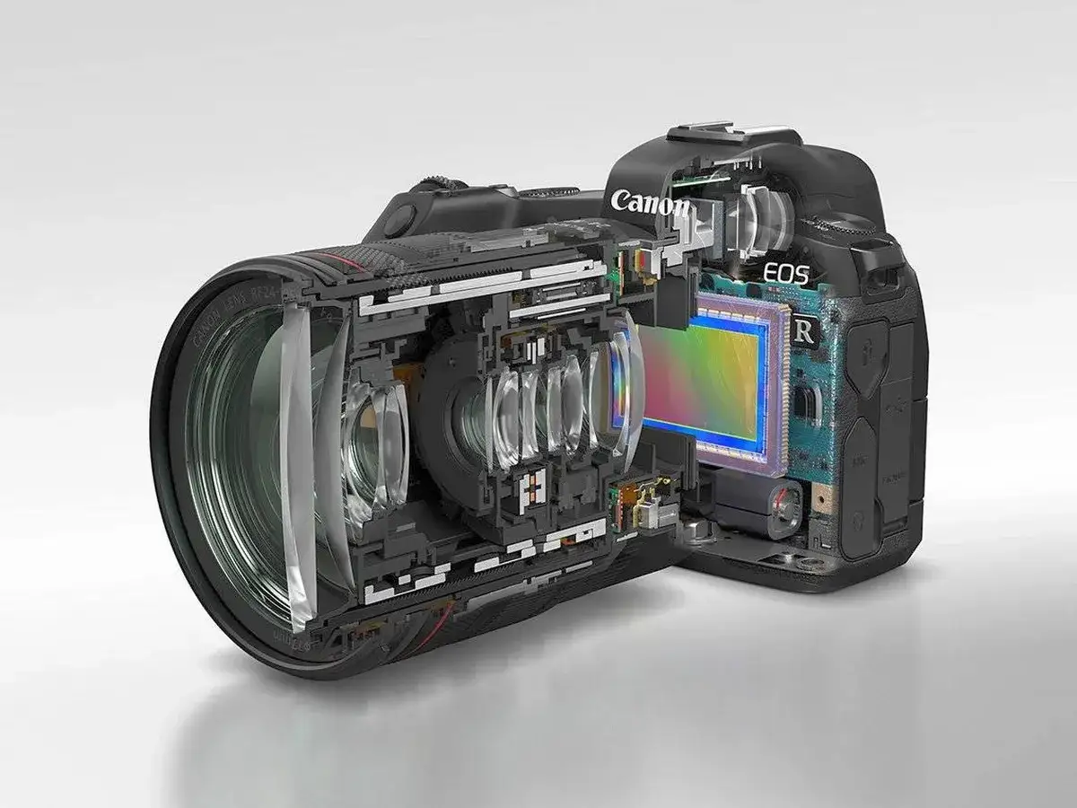 Przekr&oacute;j aparatu lustrzanka Canon EOS R. Zastanawiasz się, aparat lustrzanka jaki wybrać? Zobacz wnętrze!