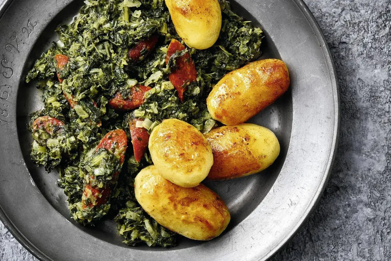 Herzhaftes Grünkohlgericht mit deftiger Wurst und Pellkartoffeln – ein klassisches Wildkohl Rezept, das satt macht.