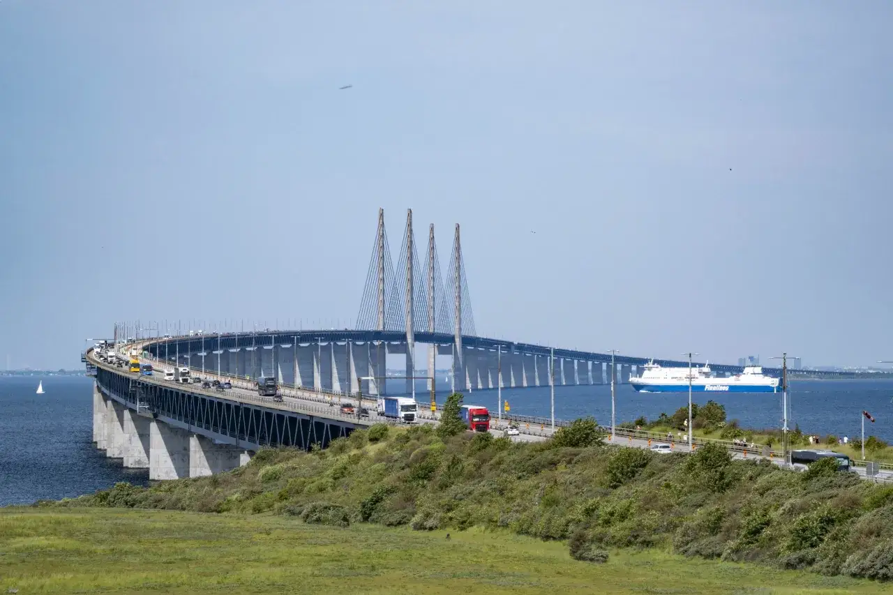 &Ouml;resundsbron, bron till Danmark, med bilar och en f&auml;rja i &Ouml;resund.