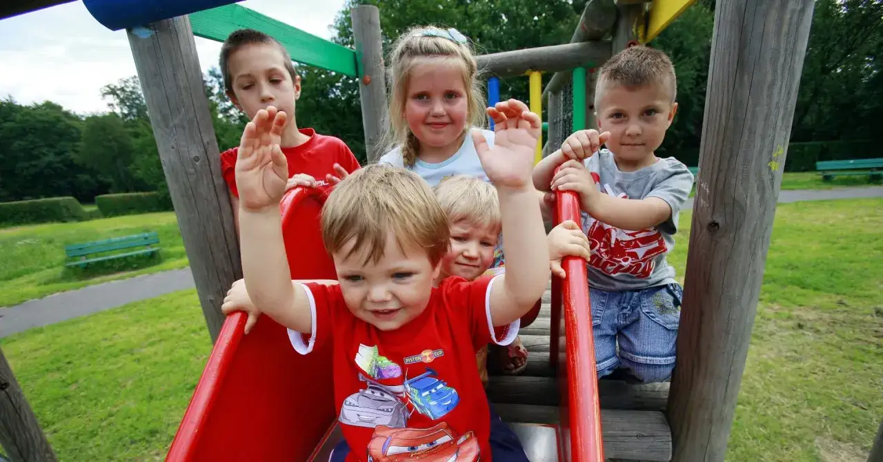dzieci bawiące się w parku rozrywki wielkopolska