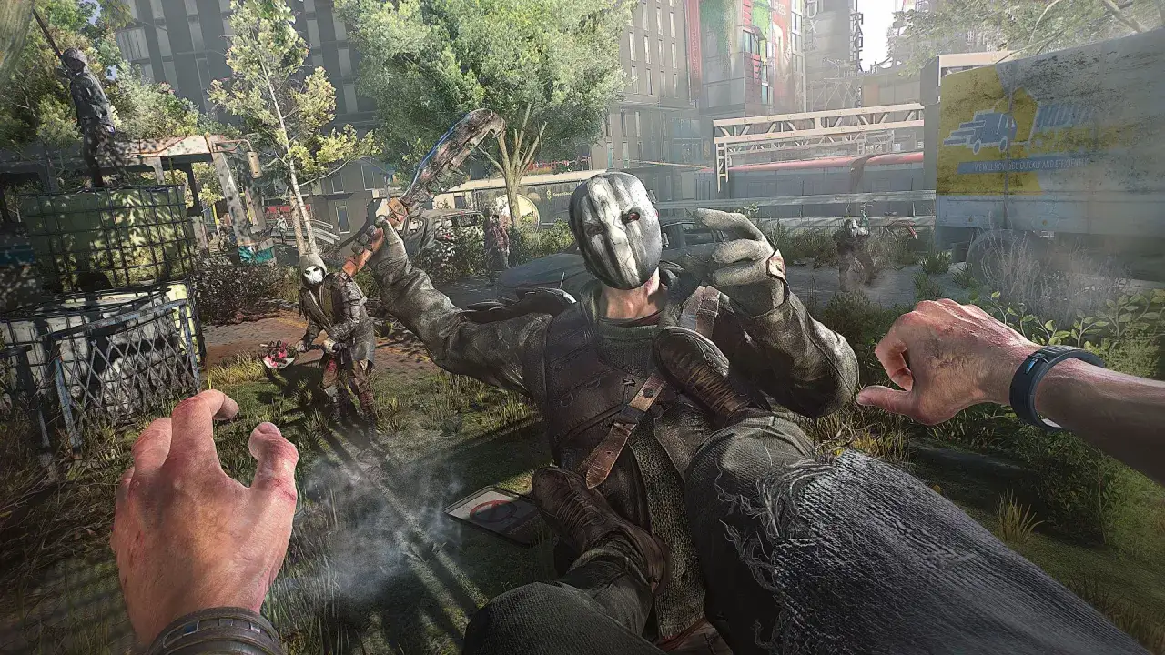 Gracz w masce z bronią w ręku walczy z zombie. Sprawdź dying light wymagania, by cieszyć się grą.