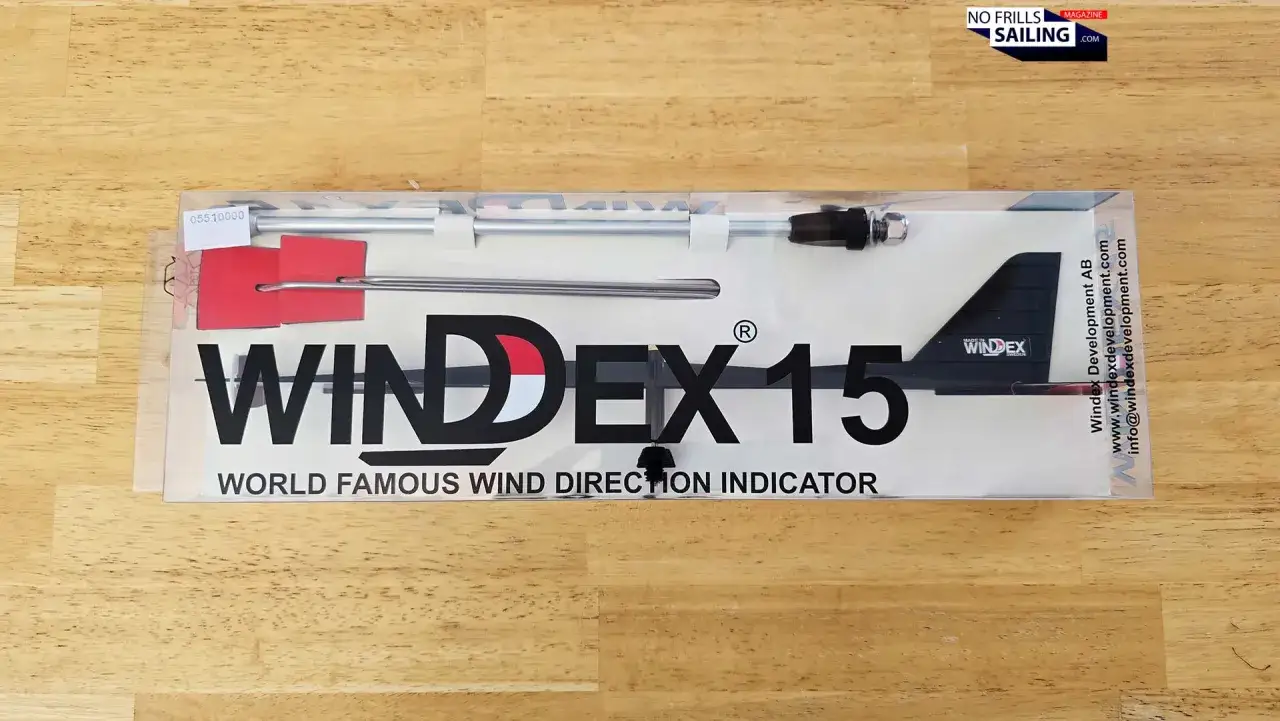 Verpackte Windfahne f&uuml;r Segelboote, Modell Windex 15, mit roter Windfahne und silbernem Stab.